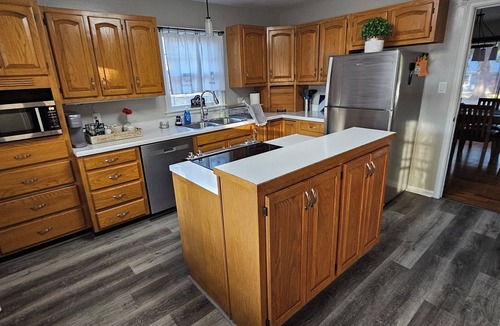Manhattan House | Whole House Sleeps 9 with Ample Space Close to KSU & MHS