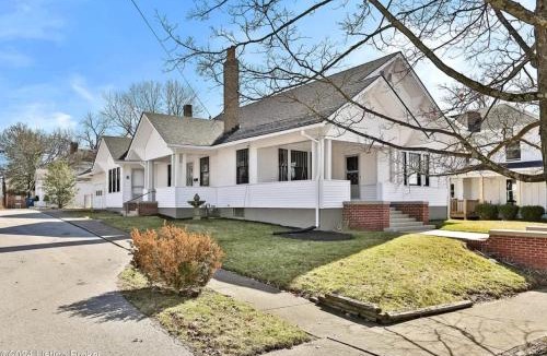 Shelbyville House | Winter Rates Bourbon Trail Hot Tub Fire Pit