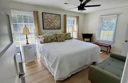 Mantachie House | Work/Family Groups: Huge Living Room+Fun Backyard