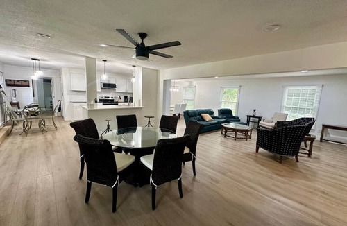 Mantachie House | Work/Family Groups: Huge Living Room+Fun Backyard