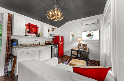 Blue Eye Cabin | Wow! Creekside Studio with Scenic Porch Views