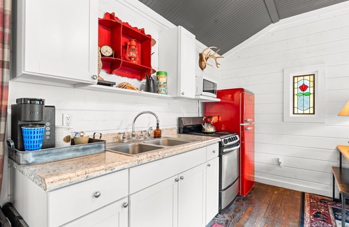 Blue Eye Cabin | Wow! Creekside Studio with Scenic Porch Views