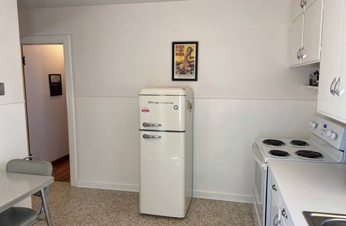 Russell House | Writer’s Bungalow: Russell 2-bedroom house with AC and Hardwood Floors