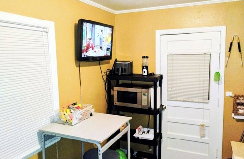 Kansas City House | Your Cozy Home Away From Home, Sleeps 6, Full Kitchen, Workspace, 65 In TV's
