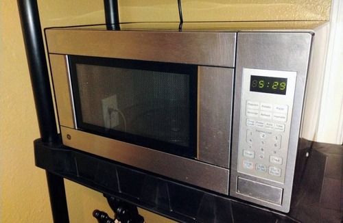 Kansas City House | Your Cozy Home Away From Home, Sleeps 6, Full Kitchen, Workspace, 65 In TV's