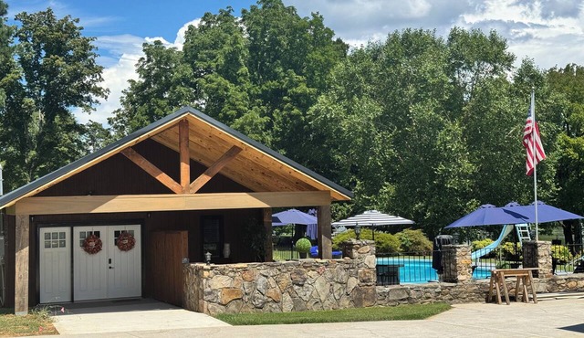 1-bedroom and Loft pool house apartment with private pool/lake Louisville TN