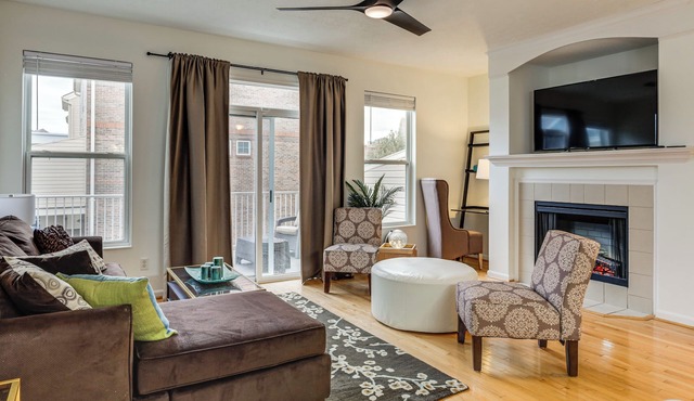 1 Mi to Dtwn Cincinnati: Spacious Townhome w/Deck