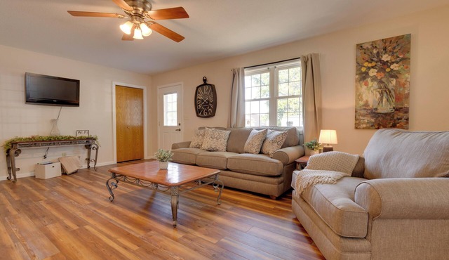 16 Mi to Lake Sara Beach - Pet-Friendly Home