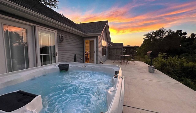 #18 Kentucky Sunrise - Lakefront Home with spacuios patio and Hot Tub