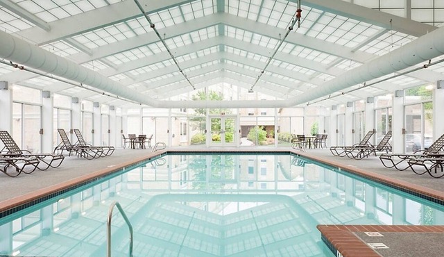 2 BDRM SLEEPS 6 HISTORIC PATRICK HENRY SQUARE INDOOR SALTWATER POOL, 24 HOUR GYM