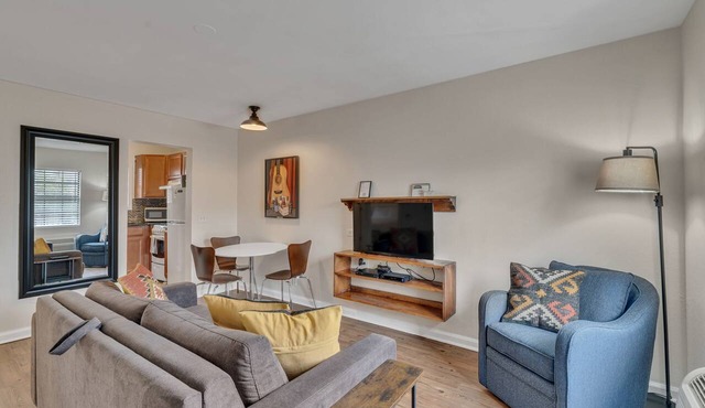 2 Bedroom 1 Bathroom Near Broadway!