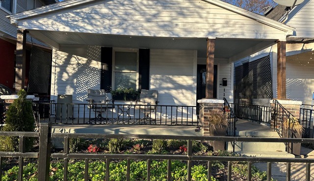 2-bedroom house 15 minutes to MAJOR INTERNATIONAL SPORTING EVENT & Arrowhead Stadium. English/Spanish fluency.