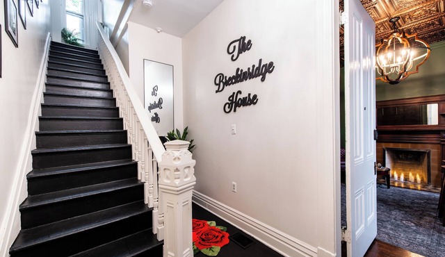 2-bedroom House in Downtown Louisville with 2 King beds + 2 Queen pull outs