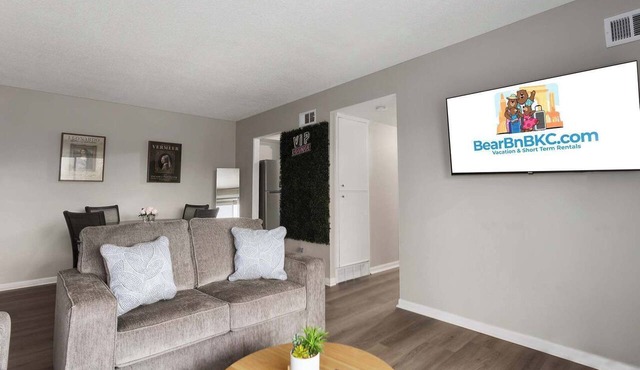2BR Apartment free Parking King Beds