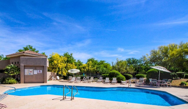 2nd-floor condo with sunset, mtn, & valley views, hot tub, pool, gym, balcony