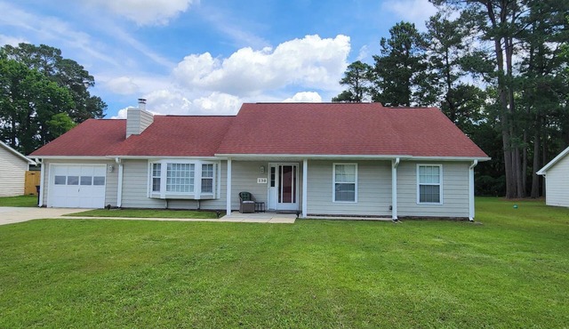 3 BR, Pet Friendly, Covered Outdoor Patio, Sweet Kitchen, Easy, Central Location