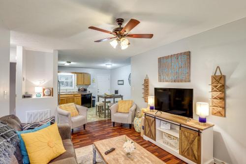 3 Mi to Cherokee Reservoir: ‘Blue Haven Bungalow’
