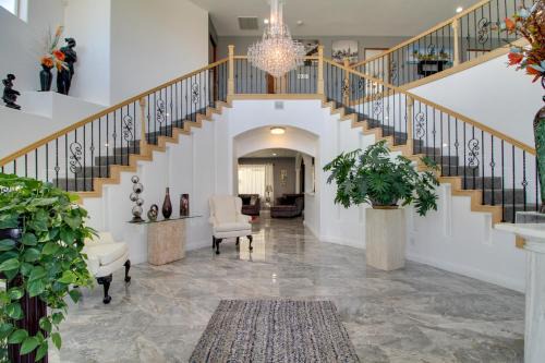 3 Mi to Rio Grande: Albuquerque Home w/Balcony
