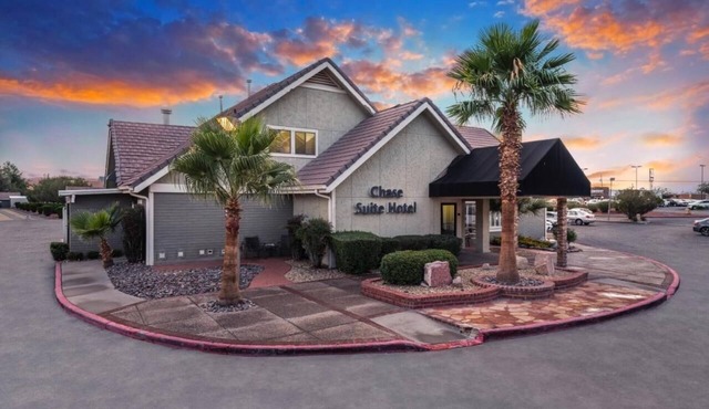 3 Pet-Friendly Units! Outdoor Swimming Pool, Free Parking and Breakfast!