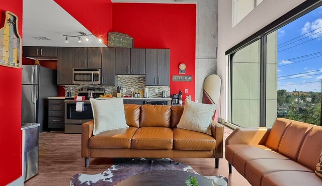 3 Story Loft. Pool. Mins to Broadway. Gym. Parking