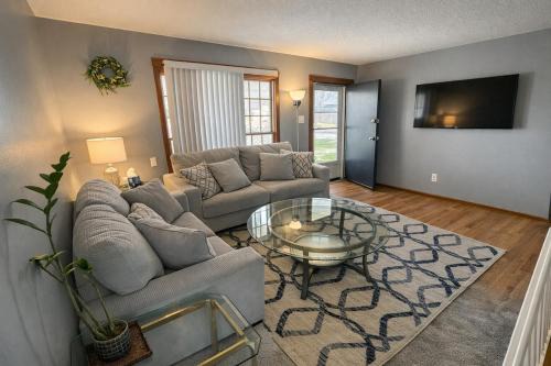 3BR Home with Pool Table,Yard, Fast WiFi