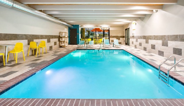4 Convenient Units Near Spring River Zoo. Indoor Pool, FREE Breakfast!