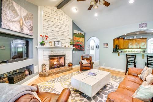 < 5 Mi to Lake Desoto: Grand Hot Springs Home