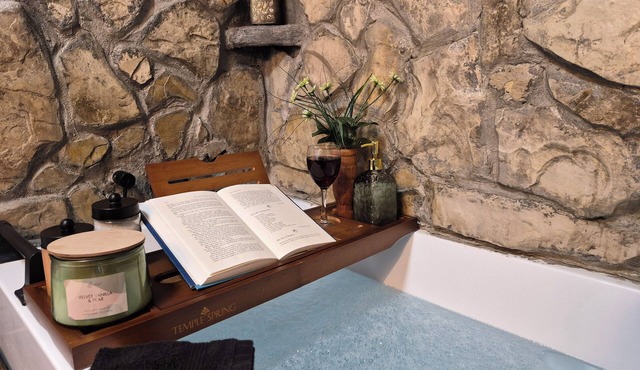 5 min to lake Farm Luxury/couples Romantic getaway/Hot Tub