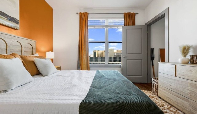 5 mins to Broadway. Midtown. Pool. Gym. Downtown.