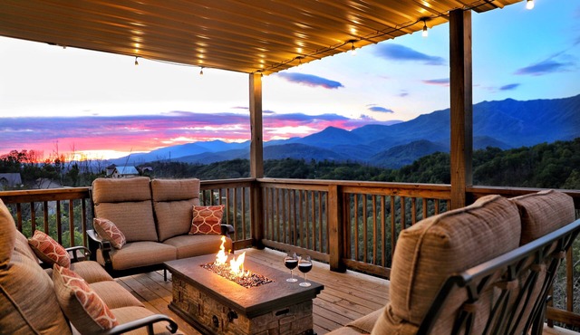 5BR Cabin/Panoramic Mt and Valley Views/Game Room + Hot Tub/Cul-de-Sac