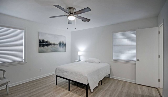 6BR Workforce Stay Near I-55 & I-220