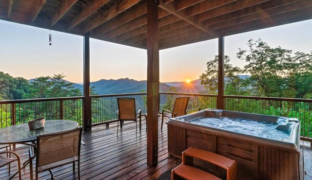 7BR w/Incredible Views! Hot Tub*Game Room*Resort