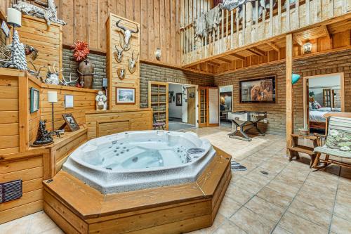 Alto Mtn Retreat on 8 Acres w/Indoor Hot Tub