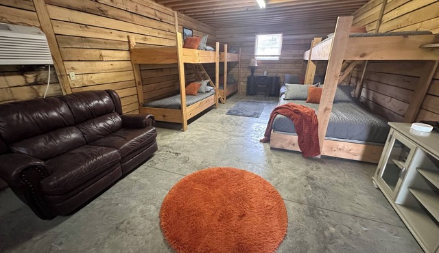 Amazing Bunkhouse. Sleeps up to 10. Access to Brimstone. Pets. Multiple Hot Tubs