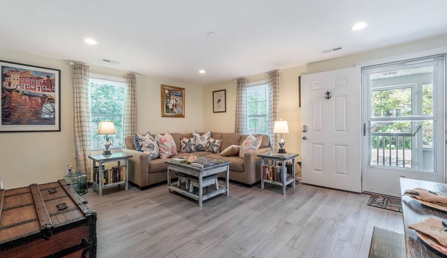 Ankers Away | Pet Friendly, Walk to the Beach!