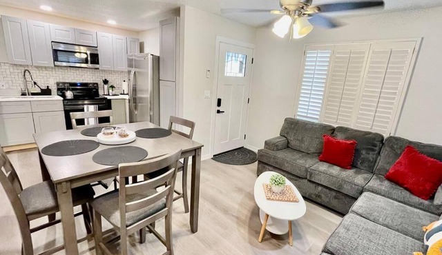 Apartment A, Restful,Cozy, close Sunland Park Mall