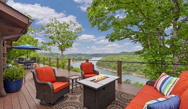AR-MO-re. Table Rock Mountain views, minutes from Eureka Springs, dog friendly.