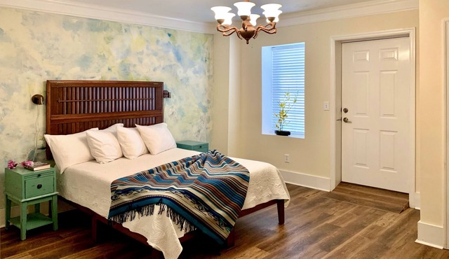 Artsy pet-friendly queen room/historic railroad inn & town.