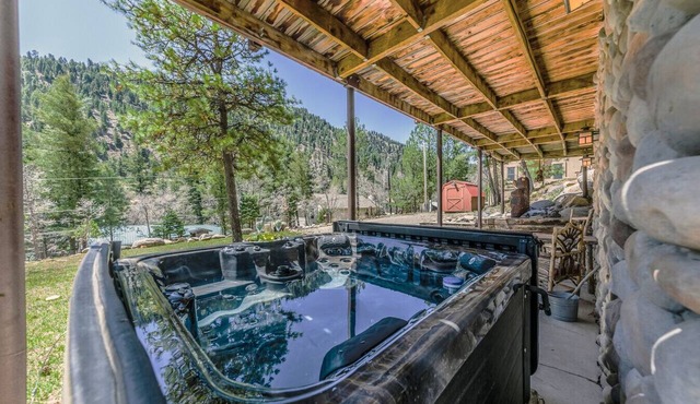 Bearfoot Lodge: Hot Tub, Pets, River & Trails
