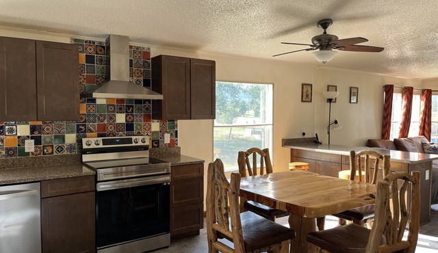 Beautiful entire home, sleeps up to 10! Hunters paradise, private ponds