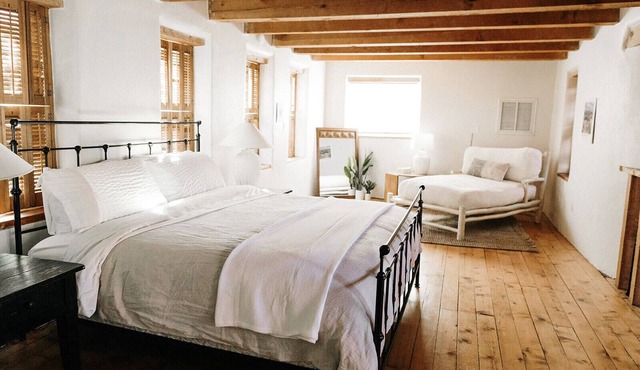 Beautiful Family-sized Adobe Getaway — Sleeps 10+ in North Valley, Albuquerque