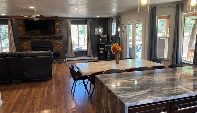 Beautiful Home & View- Mountain View Estates North