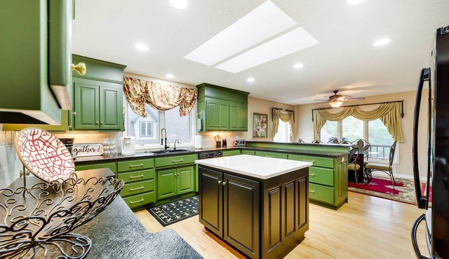 Bella Vista Lakehouse w/Hill Tram, Deck & Views!