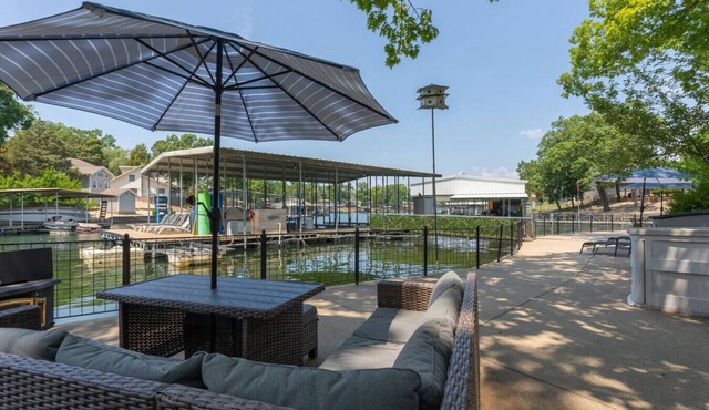 BEST LOCATION+ON THE WATER+ROOM FOR EVERYONE! MM23