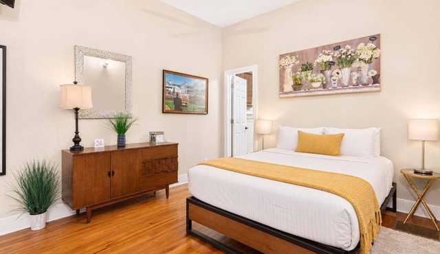 Bourbon Belle- Cozy Germantown home with parking!