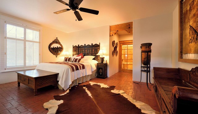 BOUTIQUE HOTEL - King deluxe Suite 1/2 mi. from Santa Fe Plaza