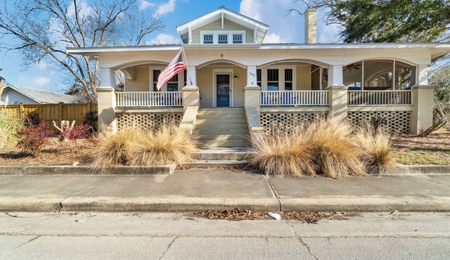 Bring the family & relax at Charming Coastal Retreat in the Village of Oriental