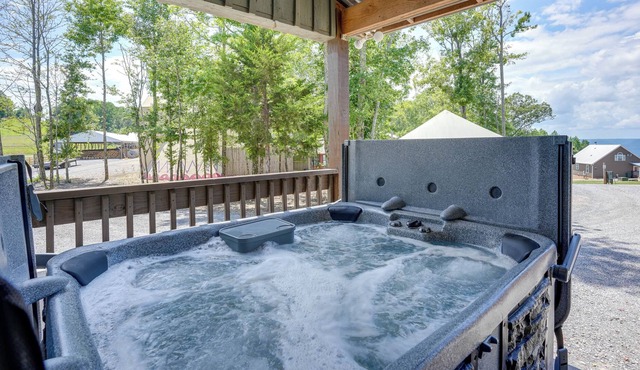 Bryant Retreat: Private Hot Tub, Pool Access!