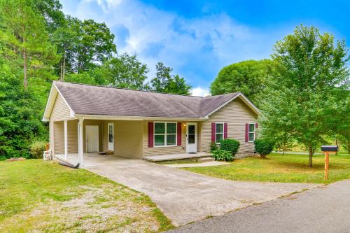 Campton Cottage w/Hot Tub, Near Hiking + Climbing