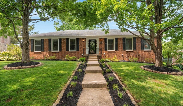 Carriage Lane Cottage-4BR/3BA, 2 LR& 2 Kitchens, 15 min to Keeneland & downtown
